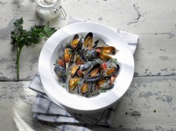 Cider Braised Mussels with Bacon and CrÃƒÂ¨me FraÃƒÂ®che -
