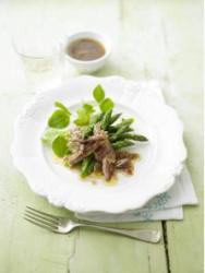 Confit of duck salad with asparagus -